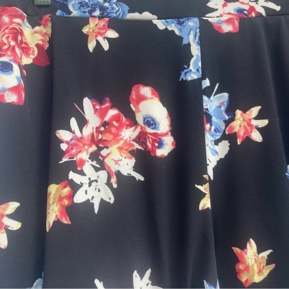 Express black floral lightweight shorts, size small petite - Picture 5 of 7